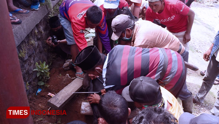 Panitia kurban lakukan pemotongan sapi dan kambing kurban, pada Hari Raya Lebaran Idul Adha 1441 H. (Foto: Asnadi/TIMES Indonesia) 
