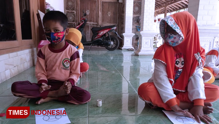 Kegiatan Belajar Mengajar siswa TK Dharma Wanita Karanglo Kidul, Jambon, Ponorogo selama pandemi Covid-19 dengan protokol kesehatan, meski tidak dilakulan di sekolah. (Foto: Bonari/TIMES Indonesia)