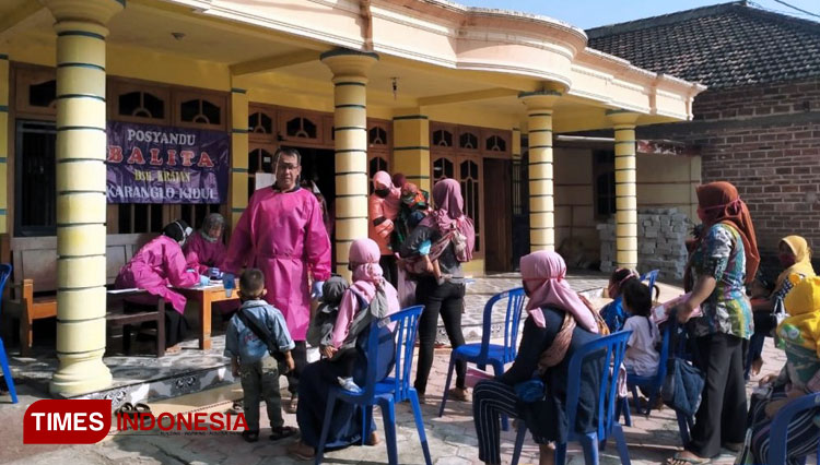 Kegiatan posyandu di Karanglo Kidul Ponorogo tetap digelar dengan protokol ketat. (FOTO: Saudi / Times Indonesia)