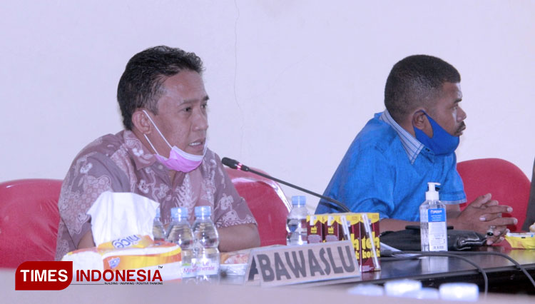 Ketua Bawaslu Malut Muksin Amrin saat memaparkan temuan sementara pemilih TMS. (foto: Wahyudi Yahya/TIMES Indonesia)