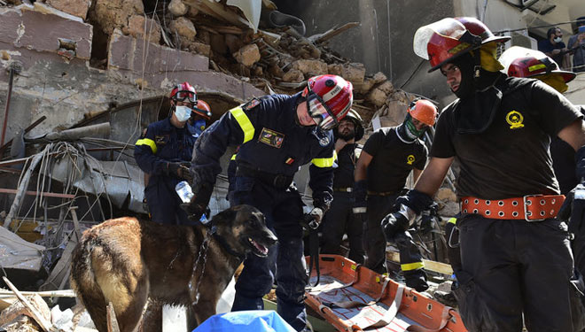 Petugas terus mencari dan berusaha melakukan penyelamatan dari reruntuhan bangunan yang rusak di pelabuhan Beirut setelah ledakan besar. (FOTO: Getty Image)