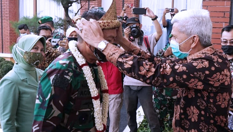 Mayjen TNI Agus Suhardi mendapat sambutan hangat dari Wagub Sumsel H. Mawardi Yahya di VIP Room Bandara SMB II Palembang, Jumat (7/8/2020) siang. (foto: Instagram Humas prov sumsel)