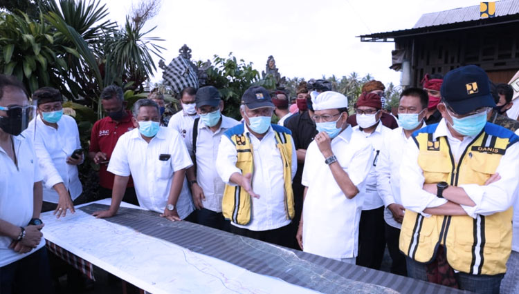 Menteri PUPR RI Basuki Hadimuljono didampingi Gubernur Bali I Wayan Koster saat melakukan peninjauan ke lokasi rencana pembangunan Jalan Tol Gilimanuk-Mengwi di Desa Sembung, Mengwi, Badung, Kamis (6/8/2020). (FOTO: Biro Komunikasi Publik Kementerian PUPR