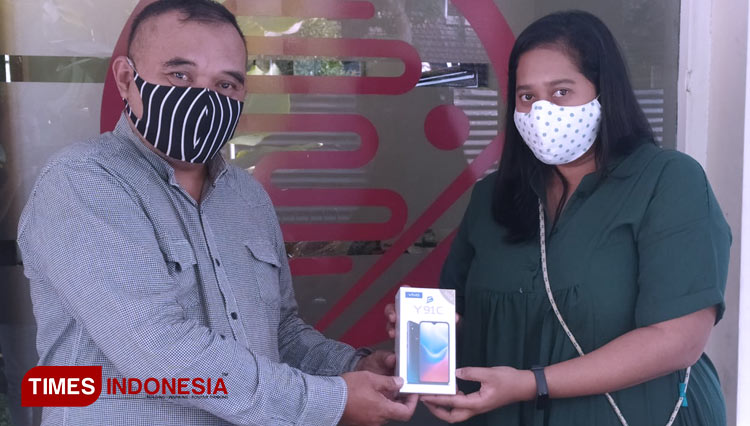 Perwakilan TIMES Indonesia Yuli Trijanto menerima bantuan smartphone dari Mie Setan Noodle and Dim Sum. (Foto: Dok TIMES Peduli)