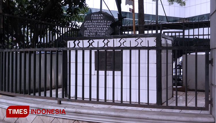 Monumen Fokkerweg di sudut halaman Kantor Wilayah Kementerian Agama, di simpang Jalan Jendral Sudirman Kota Bandung. (FOTO: Iwa/TIMES Indonesia)