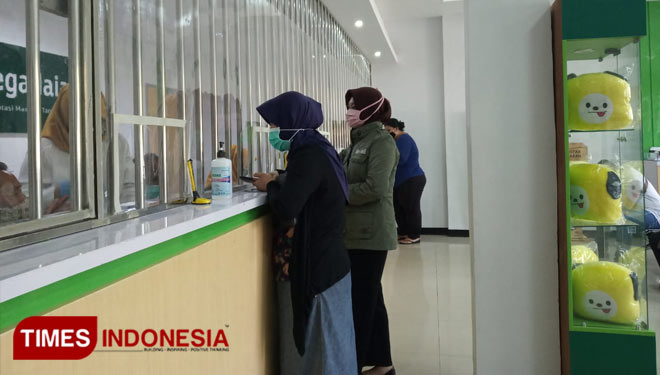 Aktivitas pelayanan kepada nasabah di kantor Pegadaian Malang. (Rabu, 29/7/2020). (foto: Siti Shofi Ima/TIMES Indonesia)