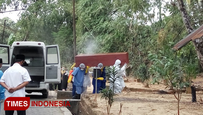 Penerimaan dan pemakaman Jenazah suspek covid-19 bersama perangkat desa dan gugus tugas Di Kecamatan Singgahan, Kabupaten Tuban, Jawa Timur (07/08/2020). (foto: Ahmad Istihar/TIMES Indonesia) 