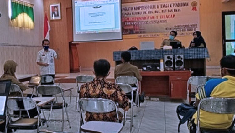 Suasana workshop pendidik dan kependidikan SMP MUTU Cilacap, tetap mengedepankan protokol kesehatan. (Foto: tim media SMP MUTU Cilacap for TIMES Indonesia)