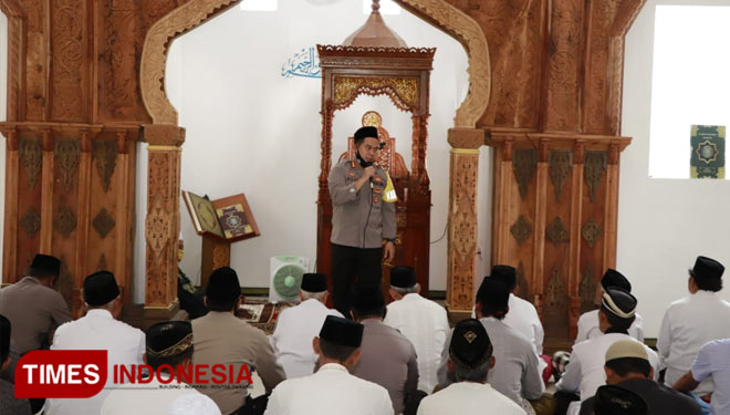 Kapolres AKBP Mochamad Nur Azis dalam safar Jumat di masjid Al Hidayah Balong Ponorogo. (Foto:Humas polres/Times Indonesia)