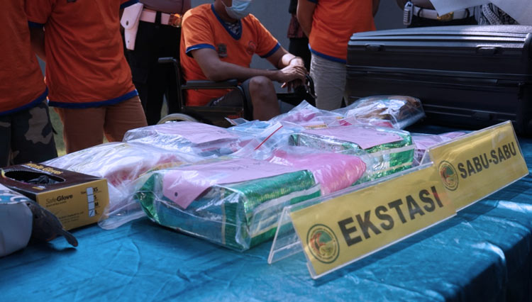 Penangkapan tersangka pengedar narkoba yang ternyata merupakan anggota kepolisian. (Foto: Polrestabes Surabaya for TIIMES Indonesia)