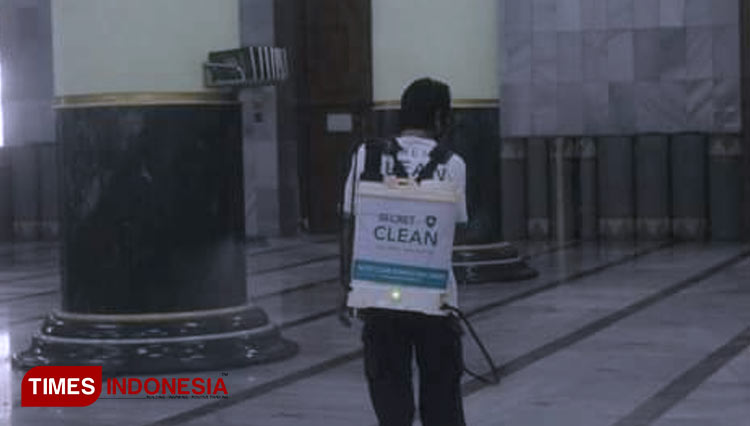 Tim Secret Clean Semprot Disinfektan di Masjid Agung Kauman Semarang ...