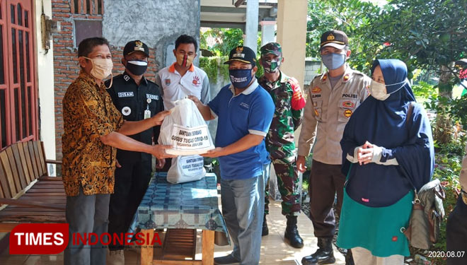Pemberian paket sembako oleh tim GuGas Covid-19 Kecamatan Jeruklegi, kepada salah satu warganya yang sembuh. (Foto: Pendim Cilacap for TIMES Indonesia)