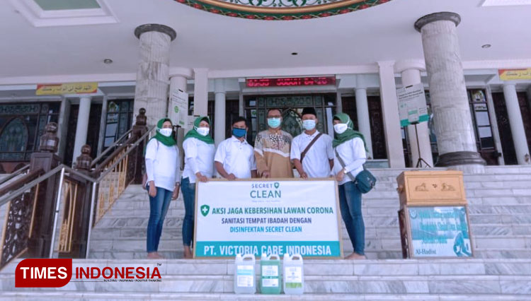 Tim Secret Clean saat menyerahkan bantuan Disinfektant kepada takmir Masjid Agung Asy-Syuhada Pamekasan. (Foto: Akhmad Syafi'i/TIMES Indonesia)