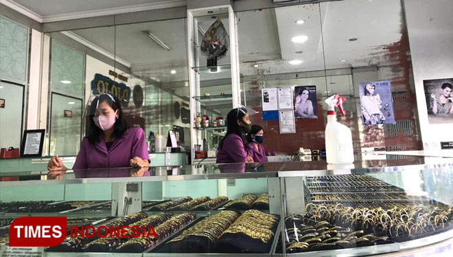 Karyawan toko emas Djojo melayani pembeli, Selasa (28/7/2020). (foto: Nadira Rahmasari/TIMES Indonesia)