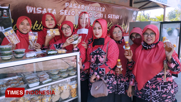 UMKM binaan PKK Sekapuk saat memperlihatkan produk (Foto: Pemdes Sekapuk for TIMES Indonesia).