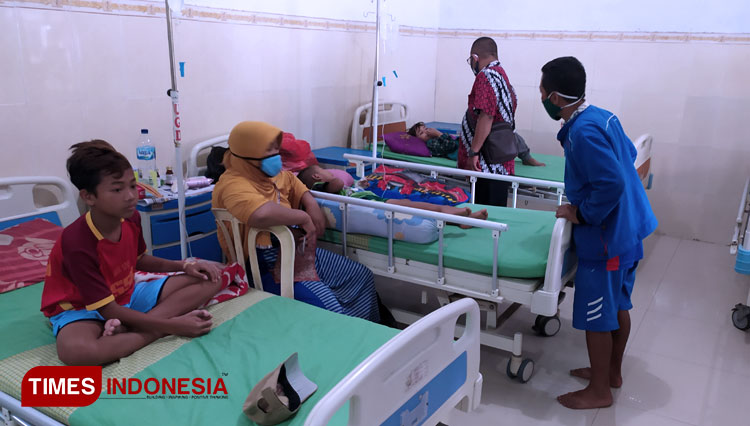 Warga Kelurahan Babat yang diduga mengalami keracunan, sedang menjalani perawatan di Puskesmas Babat, Kamis (6/8/2020). (FOTO: MFA Rohmatillah/TIMES Indonesia)