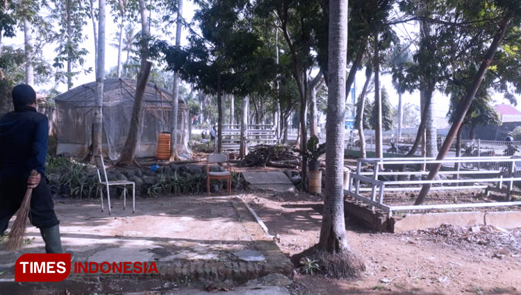 Kegiatan kerja bakti bersih lingkungan kampus Polbangtan berlokasi disekitar Gerai Agribisnis (Jumat, 7/8/2020). (FOTO: AJP/TIMES Indonesia)