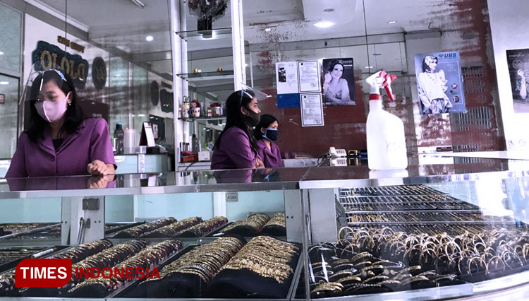 Karyawan toko emas Djojo melayani pembeli, Selasa (28/7/2020). (foto: Nadira Rahmasari/TIMES Indonesia)
