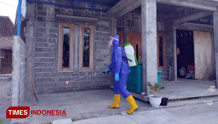 Warga Desa Nglarangan dan sejumlah unsur terkait melakukan penyemprotan disinfektan. (Foto: Saudi/TIMES Indonesia) 