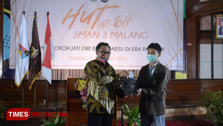 Wakil Wali Kota Malang Sofyan Edi Jarwoko saat menyerahkan bantuan untuk siswa SMAN 3 Malang. (Foto: Adhitya Hendra/TIMES Indonesia)