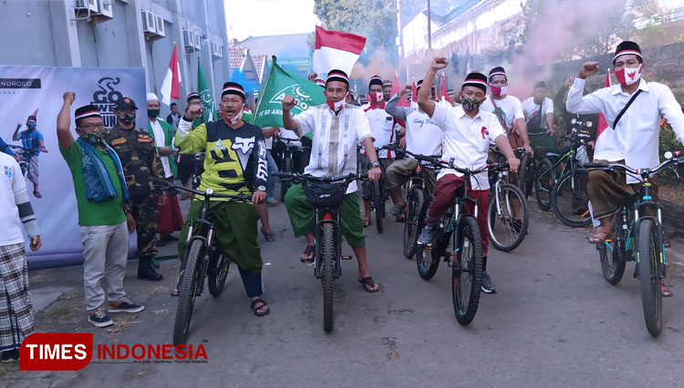 Syamsul Ma'arif ketua GP Ansor Ponorogo bersama keluarga besarnya gelar sepedahan sarungan keliling kota Ponorogo. (Foto: Marhaban/TIMES Indonesia)