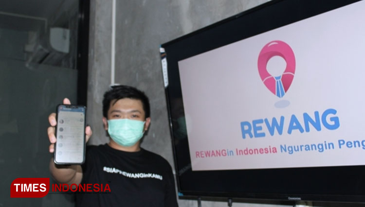 Alex Chandra selaku co-founder PT Jasapedia Universal Indonesia saat menunjukan aplikasi Rewang, Sabtu (8/8/2020). (Foto: Farida Umami/TIMES Indonesia) 