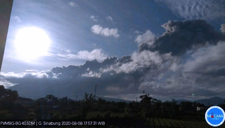 Erupsi Gunung Sinabung pada Sabtu (8/8/2020) pukul 17.18 WIB. (FOTO: Dok Kementerian ESDM)