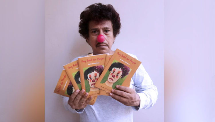 Hamid Nabhan bersama buku cerpen perdananya berjudul Sang Badut dan Penyair, Sabtu (8/8/2020). (FOTO: Dok. Pribadi Hamid Nabhan)