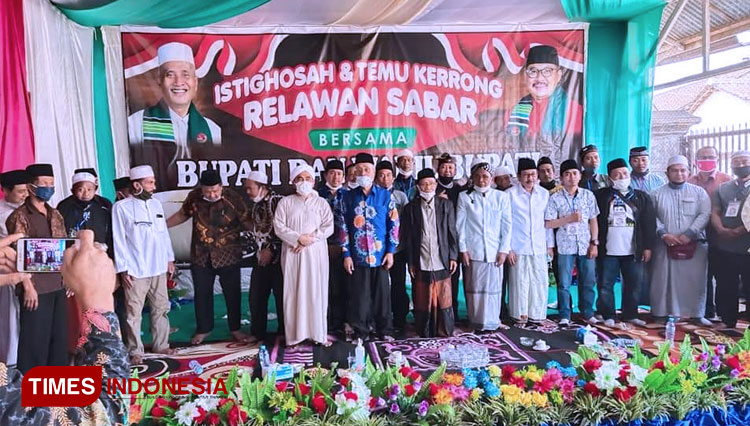 Pertemuan dan tasyakuran Relawan Sabar yang dihadiri langsung oleh Bupati Bondowoso KH Salwa Arifin. (FOTO: Moh Bahri/TIMES Indonesia)