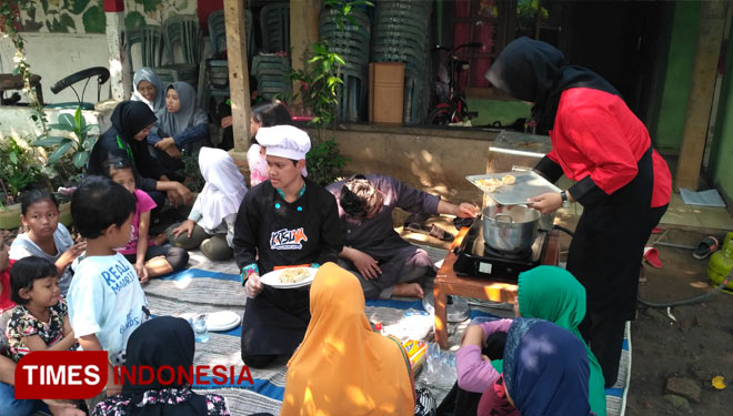 Mahasiswa KKN UNNES di Patemon saat adakan Pelatihan Demo Memasak. (Foto: Eko Santoso/Times Indonesia)