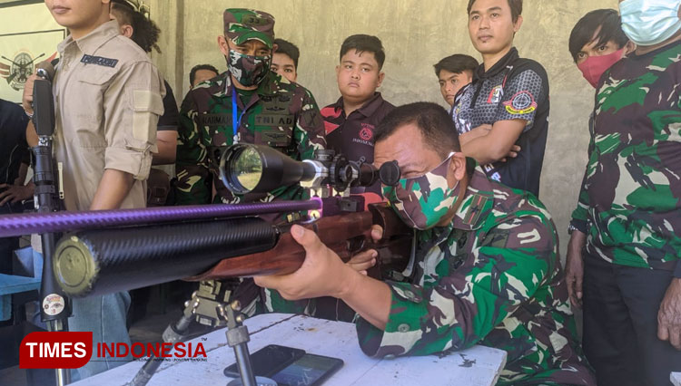 Danrem 132 Tadulako Brigjend TNI Farid Makruf saat melatih jurnalis menembak di lapangan tembak Perbakin Sulteng yang berlokasi di Kelurahan Kabonena. Sabtu, (8/8/2020). (Foto: Sarifah Latowa/TIMES Indonesia)