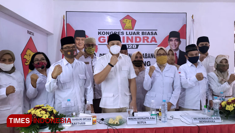 Ketua DPC Partai Gerindra Kota Malang Moreno Soeprapto (tengah) bersama pengurus lainnya berfoto bersama usai mengikuti Kongres Luar Biasa (KLB) yang dilakukan secara virtual. (Foto: Naufal Ardiansyah/TIMES Indonesia)