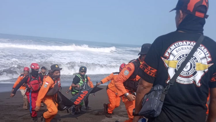 Petugas saat mengevakuasi korban terseret ombak Pantai Goa Cemara Bantul, Yogyakarta. (FOTO: Basarnas DIY for TIMES Indonesia)