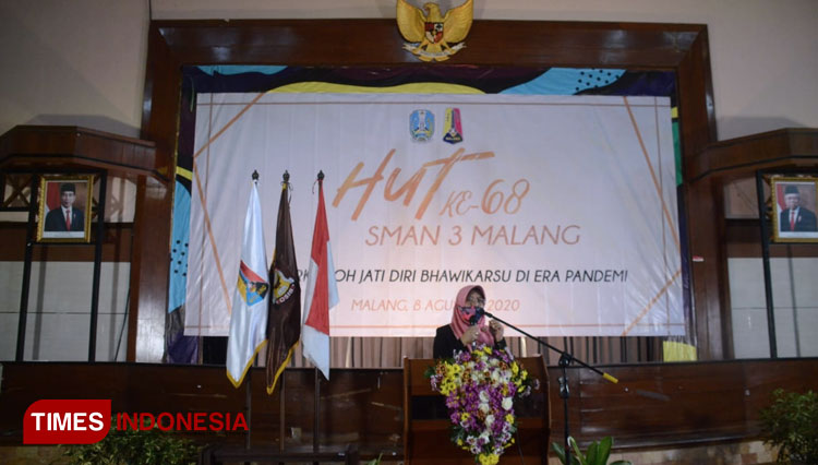 Kepala SMAN 3 Malang, Asri Widiapsari, saat memberikan sambutan di HUT ke-68 SMAN 3 Malang. (Foto: Adhitya Hendra/TIMES Indonesia)