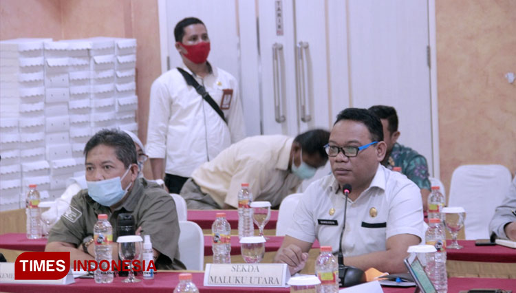 Sekretaris Daerah Samsuddin A Kadir (kanan) saat memimpin Rakor di Royal Resto Ternate. (Foto: Wahyudi Yahya/TIMES Indonesia)