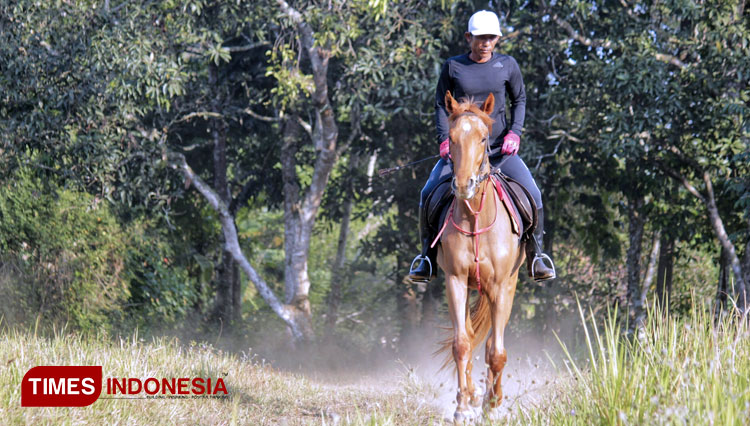Soleh Abdijaya menunggangi kuda kesayangannya seharga Rp 90 juta. (FOTO: Doni Heriyanto/TIMES Indonesia)