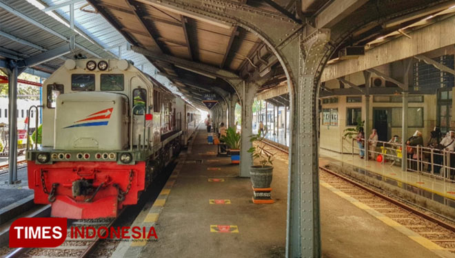 Rangkaian KA Pandanwangi di Stasiun Jember. (Foto: Daop 9 Jember for TIMES Indonesia)