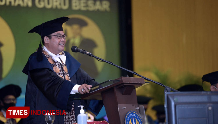 Rektor UNY, Prof Dr Sutrisna Wibawa M Pd saat berpidato dalam pengkuhan Prof Ir Moh Khairudin MT Ph D. (FOTO: Hendro S.B/TIMES Indonesia)