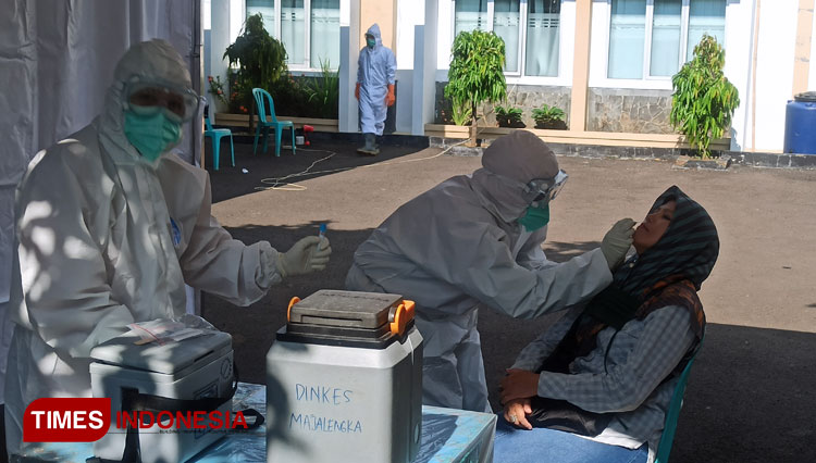 Petugas medis di Majalengka melakukan swab test massal Covid-19. (Foto: Jaja Sumarja/TIMES Indonesia)