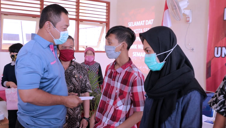 Wali Kota Semarang bersama siswa-siswi SMP dalam sebuah acara. (Foto: Humas Pemkot Semarang)