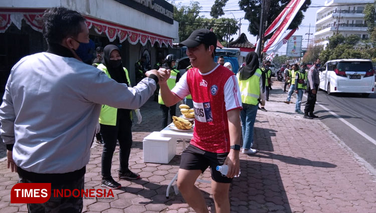 Media officer Arema FC Sudarmaji menyambut pelari Arema 33 Anniversary Run di Kantor Arema FC (Foto : Ovan Setiawan / TIMES Indonesia)