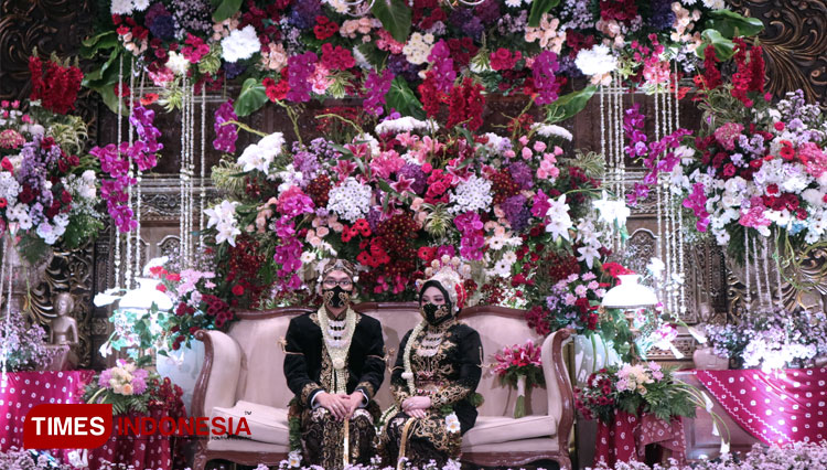 Pasangan pengantin Ami dan Oga nampak bahagia melangsungkan pesta pernikahan di Ballroom Hotel Novotel Samator Surabaya Timur, Minggu (9/8/2020). (FOTO: Lely Yuana/TIMES Indonesia)