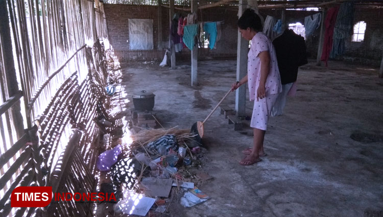 Kondisi bangunan bekas kandang ayam yang ditempati seorang ibu bernama Surati (48) bersama dua anaknya. (Foto: M Kilat/TIMES Indonesia)