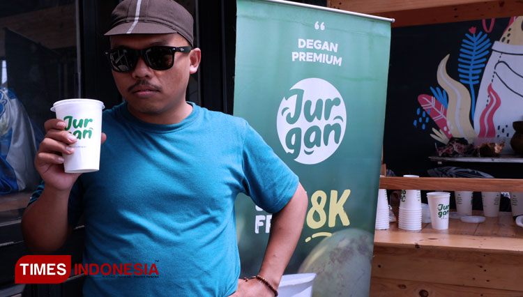 Salah satu pengunjung menunjukkan brand Jurgan usai mengikuti gowes Sunday Morning Ride yang finish di Kedai Jurgan. (Foto: Naufal Ardiansyah/TIMES Indonesia)