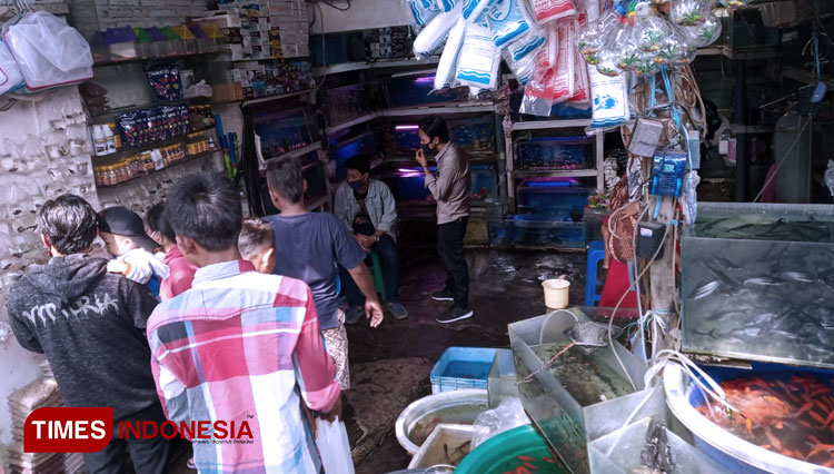 Menjelang akhir pekan, Pasar Ikan Splendid terlihat ramai oleh banyak pengunjung. (foto: Siti Shofi Ima/TIMES Indonesia)