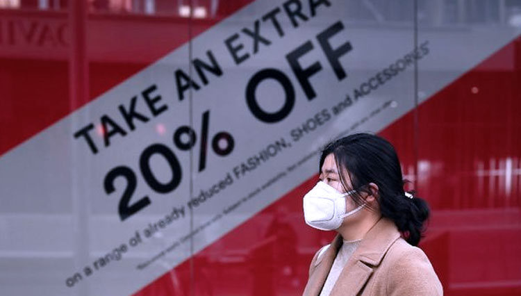 Ilustrasi resesi ekonomi yang terjadi karena pandemi corona. (FOTO: AFP/WILLIAM WEST)