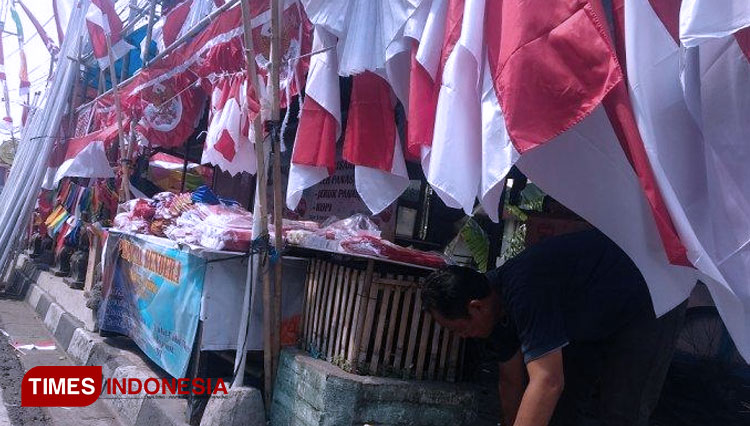 Sejumlah penjual bendera di Jalan Suryotomo. (FOTO: Hendro S.B/TIMES Indonesia)