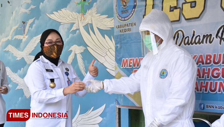 AKBP Dewi awali sidak tes urin seluruh anggota BNN Kabupaten Kediri. (FOTO: AJP TIMES Indonesia)