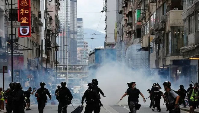 Bentrok antara warga dengan kepolisian Hongkong (foto: Antara)