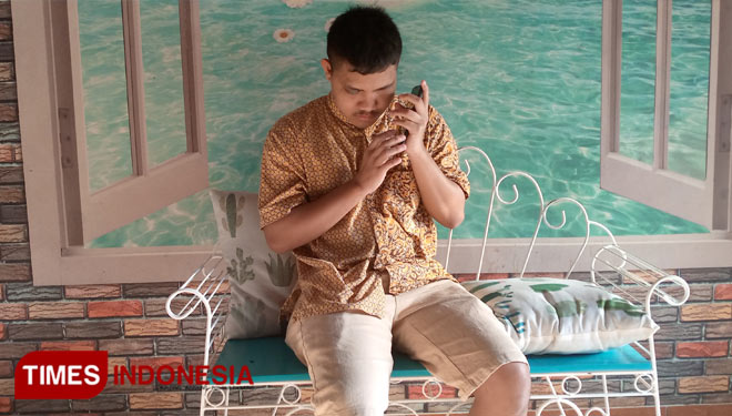 Gilang Pramana Putra saat berbincang - bincang dengan TIMES Indonesia di rumahnya di Desa Wanadri Kecamatan Bawang Kabupaten Banjarnegara (FOTO : Muchlas Hamidi/TIMES Indonesia)